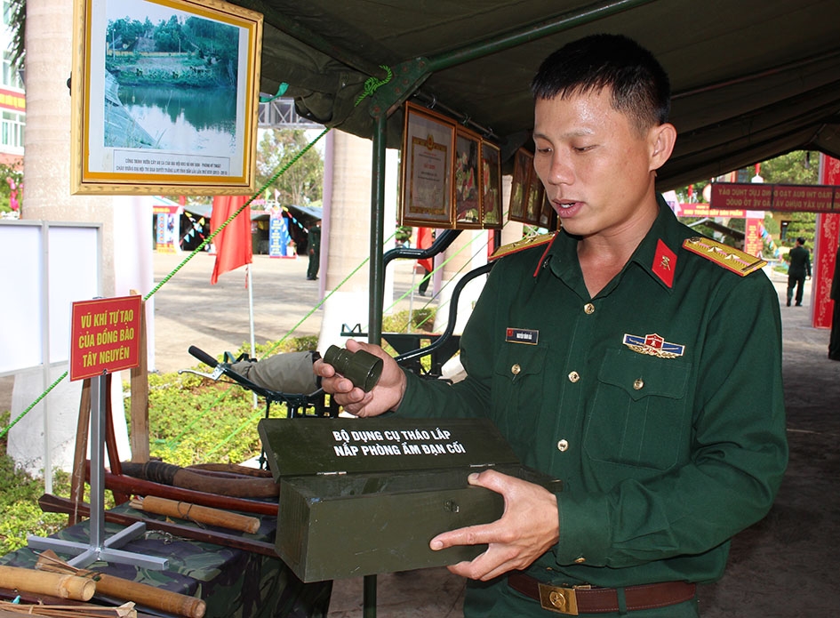 Sáng kiến “Bộ dụng cụ tháo lắp nắp phòng ẩm đạn cối” của Trung úy QNCN Nguyễn Đình Hải. 
