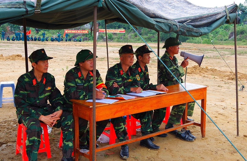 Thượng tá Nguyễn Đình Thám (thứ hai từ phải sang) kiểm tra huấn luyện dân quân tự vệ năm 2018.