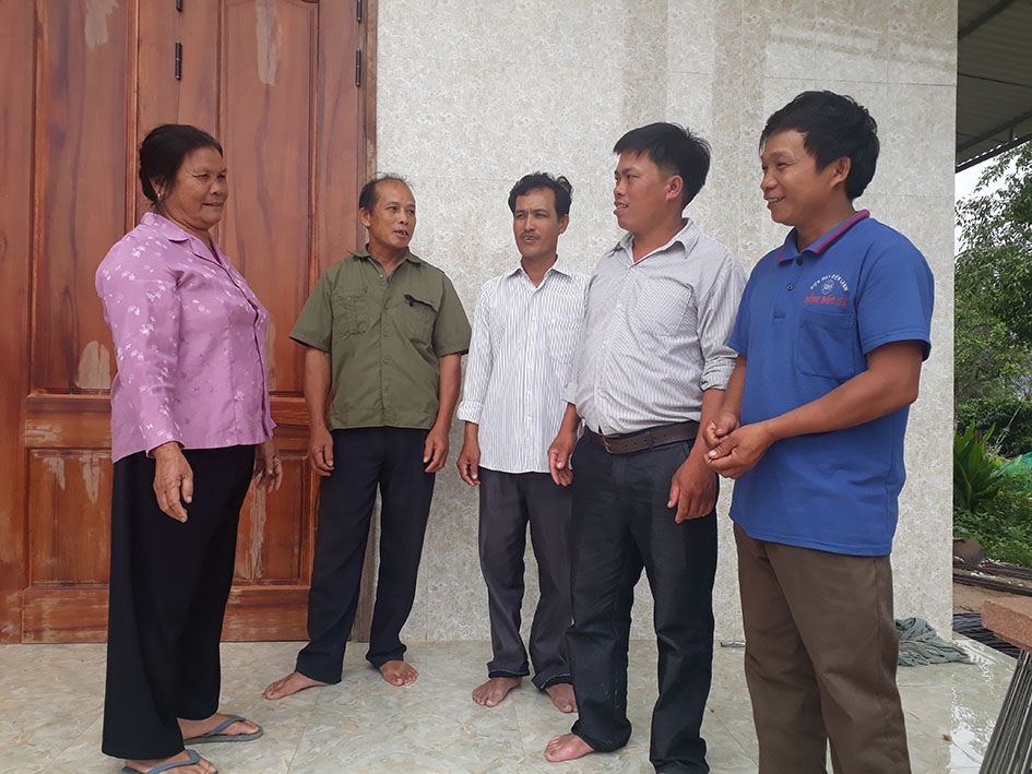 Bà Hà Thị Xuyến đang trao đổi công việc với các thành viên trong Ban công tác Mặt trận thôn 17, xã Cư Bông.  