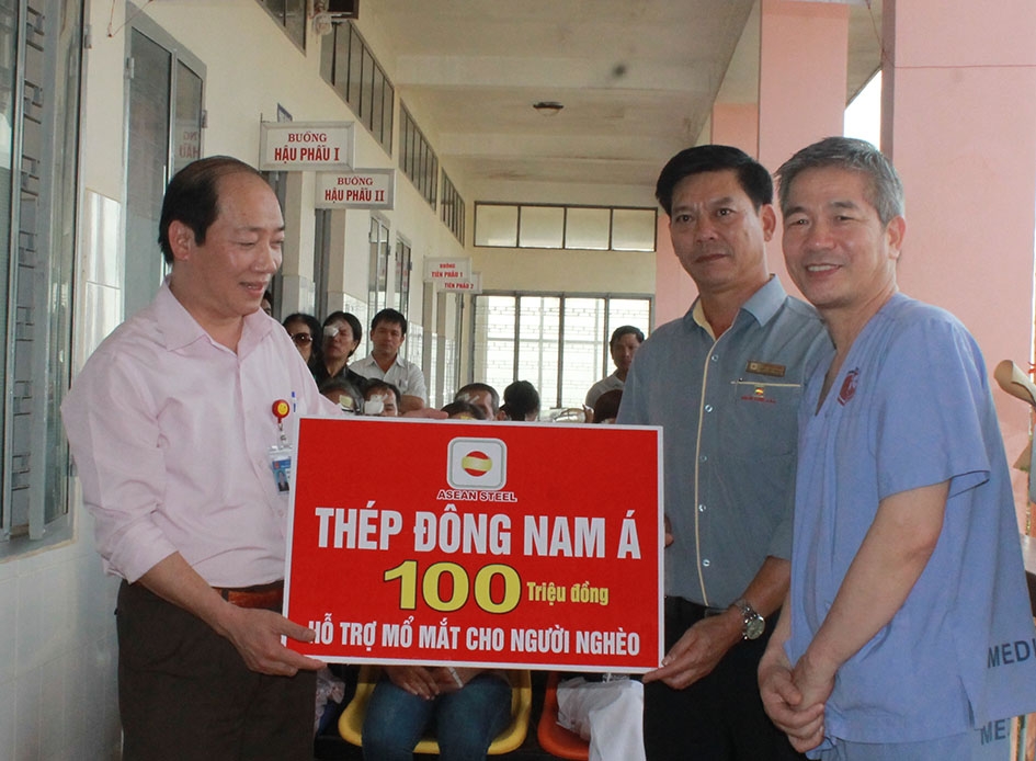Đại diện Công ty Thép Đông Nam Á trao bảng tài trợ 100 triệu đồng hỗ trợ chi phí khám bệnh, xét nghiệm, cấp phát thuốc miễn phí cho người bệnh trong đợt phẫu thuật cuối tháng 11-2018.