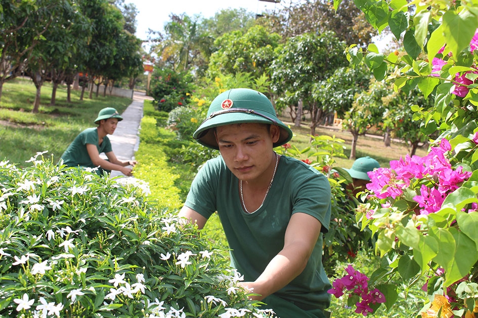 Cảnh quan doanh trại Đồn Biên phòng Ia R'vê ngập tràn sắc xanh.  