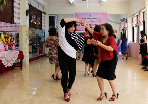 Thành viên CLB tham gia luyện tập bộ môn khiêu vũ trong buổi lễ ra mắt