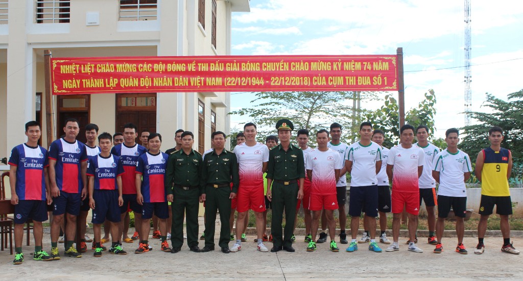 Vận động viên các đội tham gia giải bóng chuyền. Ảnh: H.Băng
