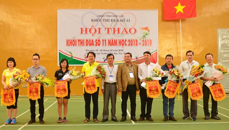 Các trường dự hội thao nhận Cờ lưu niệm của chủ nhà đăng cai hội thao.