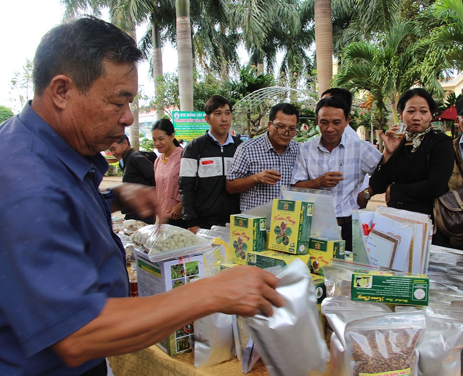 Ông Phan Đình Xuân, Giám đốc HTX Nông nghiệp Hợp Nhất giới thiệu đến khách hàng sản phẩm của HTX. 
