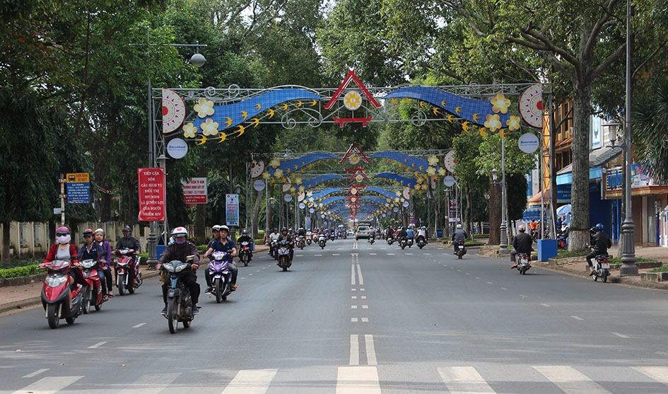 Đường Lê Duẩn, TP. Buôn Ma Thuột rợp bóng cây xanh.  