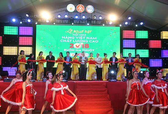 Đại biểu cắt băng khai mạc hội chợ