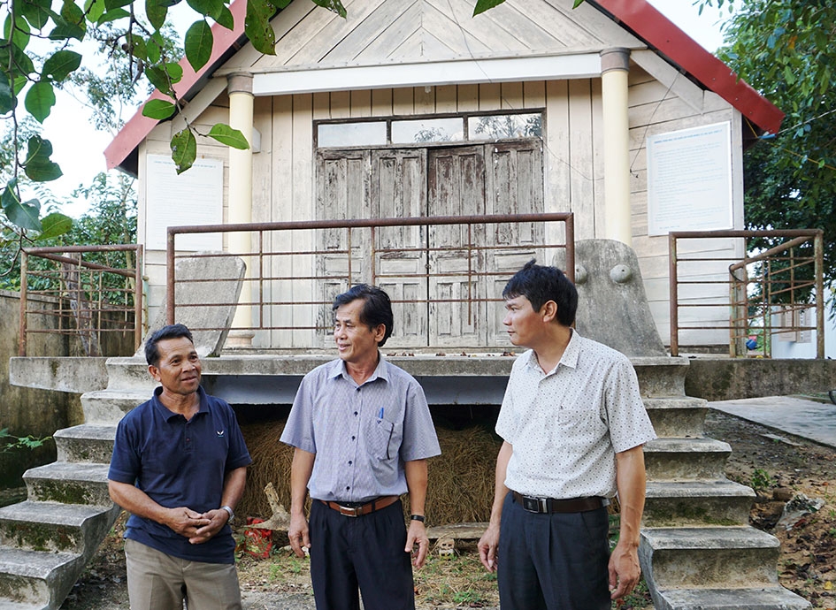  Trưởng buôn Hí, xã Cư Mta Y Hao Niê  (bìa trái) hiến đất để xây dựng nhà cộng đồng và mở rộng mặt đường. 