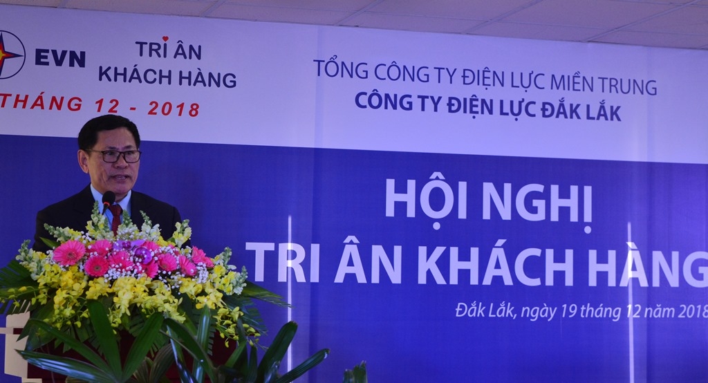 Ông Lê Hoài Nhơn, Phó Giám đốc Công ty Điện lực Đắk Lắk ghi nhận ý kiến của khách hàng