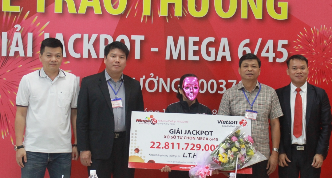 Bà L.T.H. nhận giải thưởng tại lễ trao giải. 