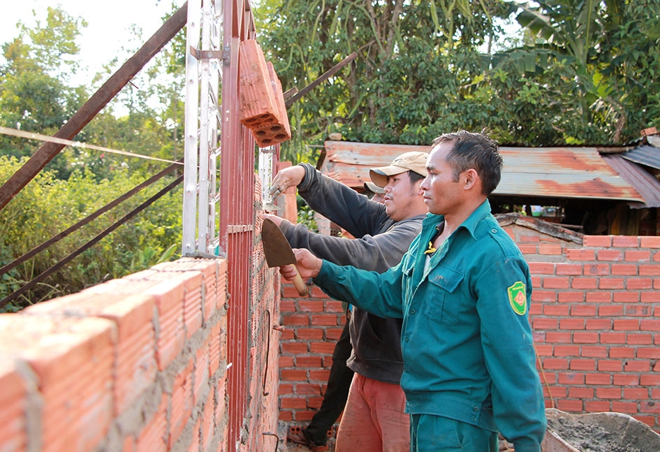 Anh Y Kluet Mlô (người đầu tiên) nhận thầu một công trình xây dựng trên địa bàn xã Cư Ni, tạo việc làm cho các học viên lớp xây dựng dân dụng.   