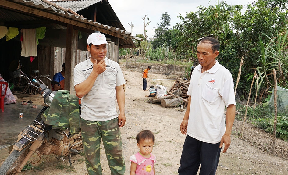 Phó Bí thư Chi bộ thôn Noh Prông Hoàng Văn Bằng (bên phải) vận động thanh viên trong thôn tham gia phong trào Toàn dân bảo vệ an ninh Tổ quốc.