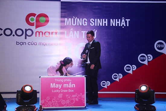 Khách hàng rút lá thăm may mắn tìm ra chủ nhân của giải đặc biệt