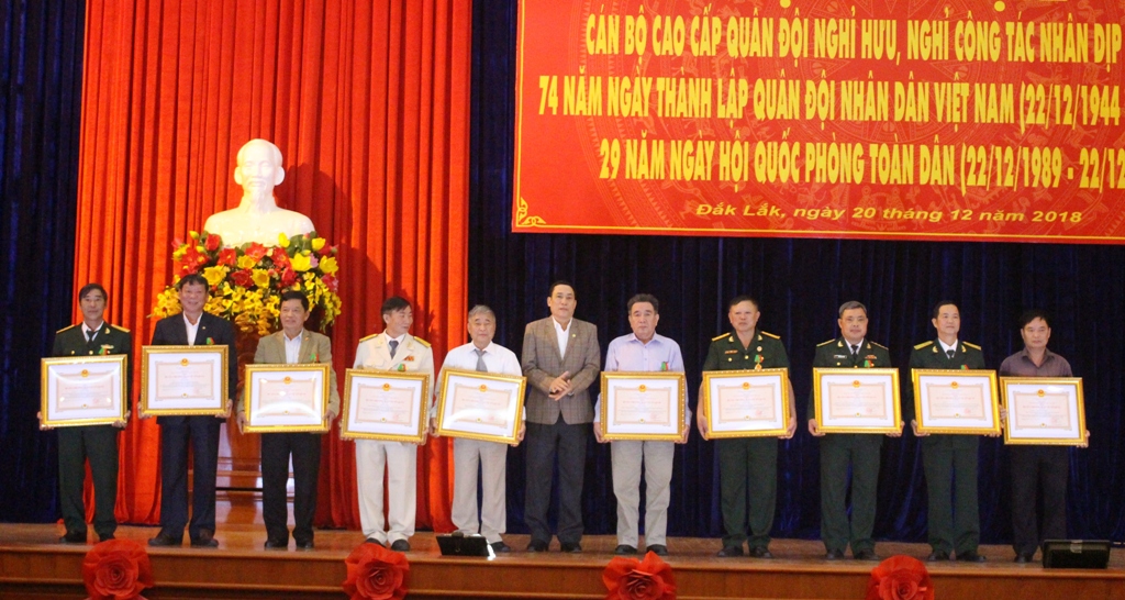 ... và tặng Huân chương cho các đồng chí là cán bộ cao cấp Quân đội nghỉ hưu, nghỉ công tác