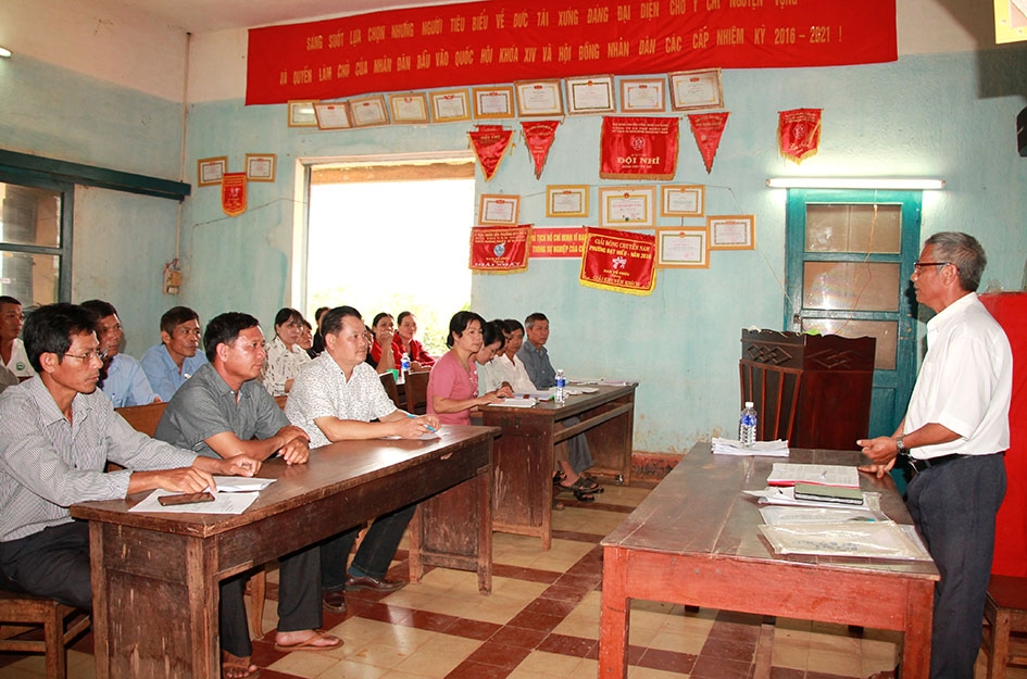 Một buổi sinh hoạt thường kỳ của Chi bộ Tổ dân phố 2, phường Đạt Hiếu có sự tham dự của lãnh đạo Đảng ủy phường .