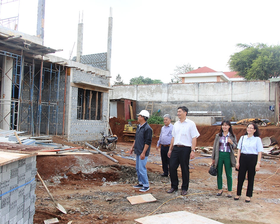 Lãnh đạo Thị ủy Buôn Hồ kiểm tra công trình xây dựng Trường Mẫu giáo Hoa Pơ Lang.