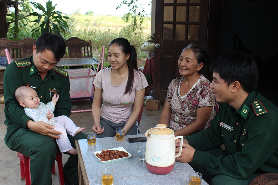 Cán bộ, chiến sĩ  Đồn Biên phòng Ia R’vê thăm  gia đình bà Đoàn Thu Lách  (thôn 11).