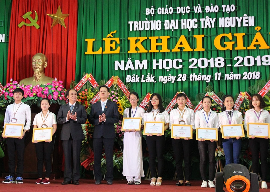 Đại diện lãnh đạo Trường ĐHTN và Công ty cổ phần phân bón dầu khí Đạm Cà Mau trao học bổng tặng các sinh viên nhân dịp khai giảng năm học 2018 - 2019.