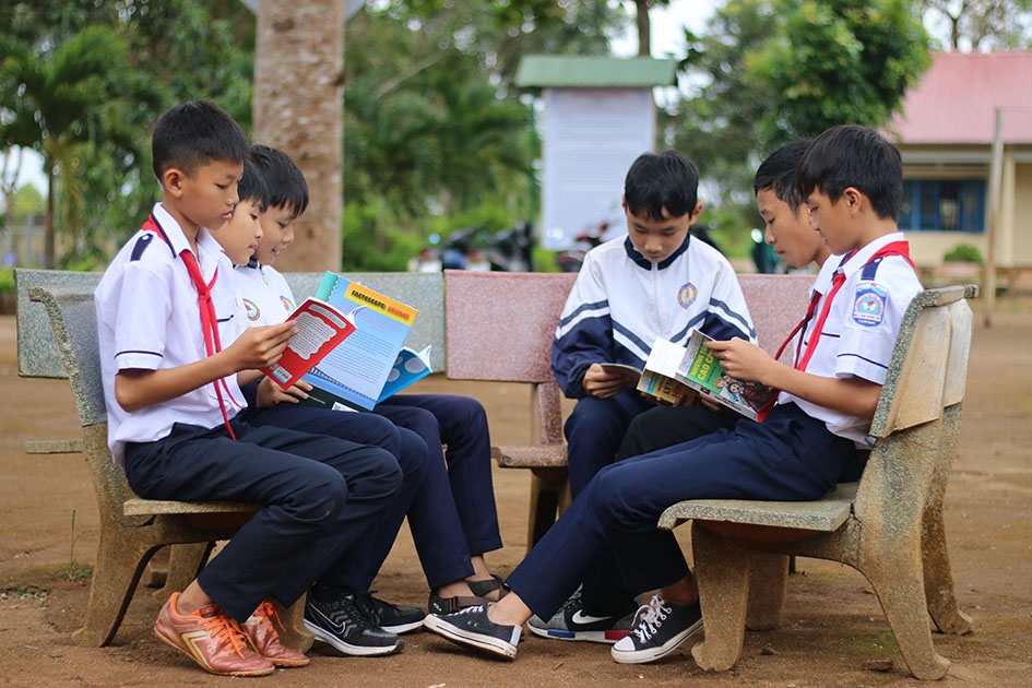 Các em  học sinh Trường THCS Nguyễn Bỉnh Khiêm  đọc sách vào giờ  ra chơi. 