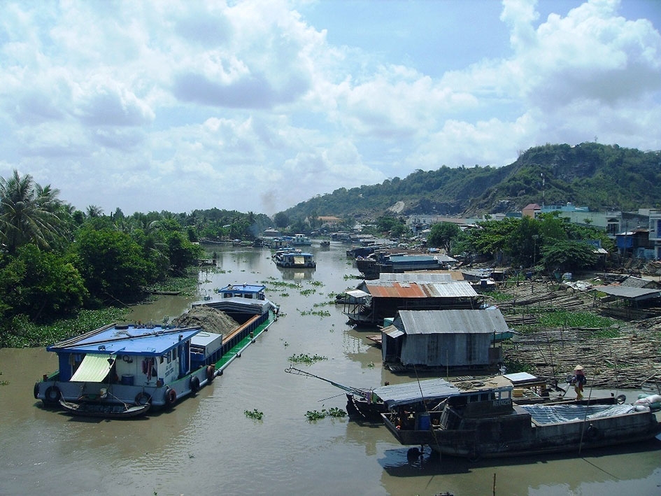 Núi Sập và kênh Thoại Hà.  