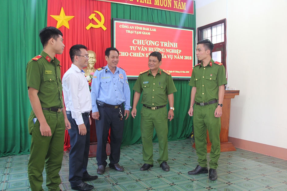 Lãnh đạo  Trại tạm giam Công an tỉnh  trao đổi  nội dung hướng nghiệp cho chiến sĩ nghĩa vụ  với các đơn vị  tư vấn.