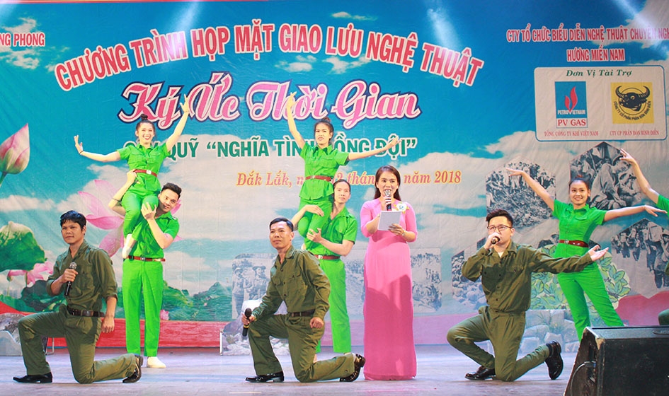 Tiết mục “Hành khúc Thanh niên xung phong” biểu diễn tại chương trình. 
