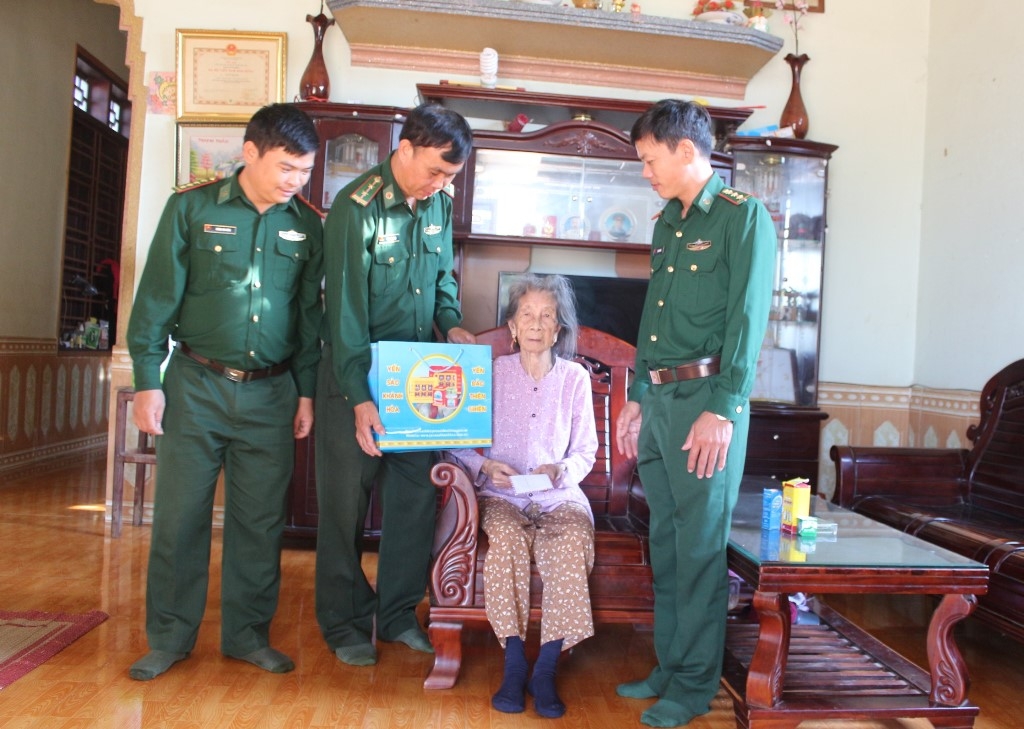 Cán bộ, chiến sĩ Đồn Biên phòng Cửa khẩu Đắk Ruê đến thăm, tặng quà Mẹ Việt Nam Anh hùng Dương Thị Liễu