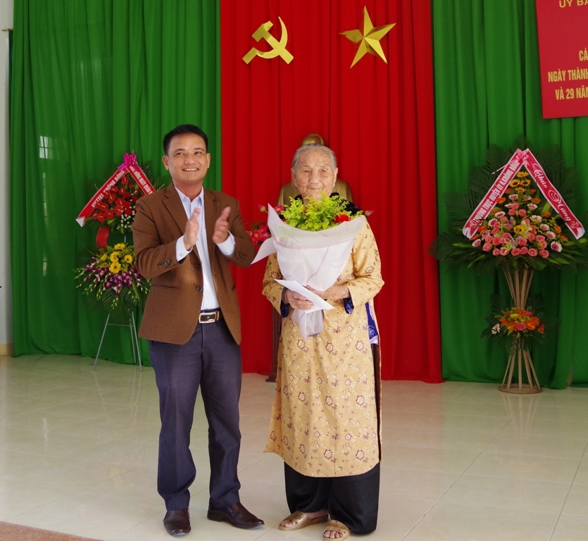 Lãnh đạo UBND huyện tặng hoa chúc mừng Mẹ Việt Nam Anh hùng Nguyễn Thị Bản