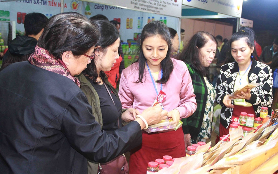 Khách tham quan, mua sắm tại hội chợ.  