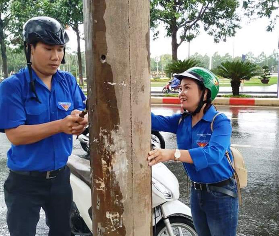 Đoàn viên thanh niên phường Tự An (TP. Buôn Ma Thuột) ra quân xóa quảng cáo, rao vặt. 