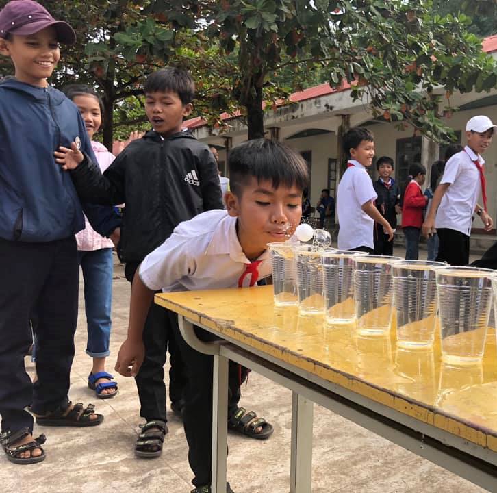 các em học sinh hào hứng với team building