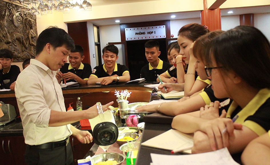 Lao động trẻ tham gia học nghề pha chế tại Trung tâm Giáo dục nghề nghiệp Damsan.  