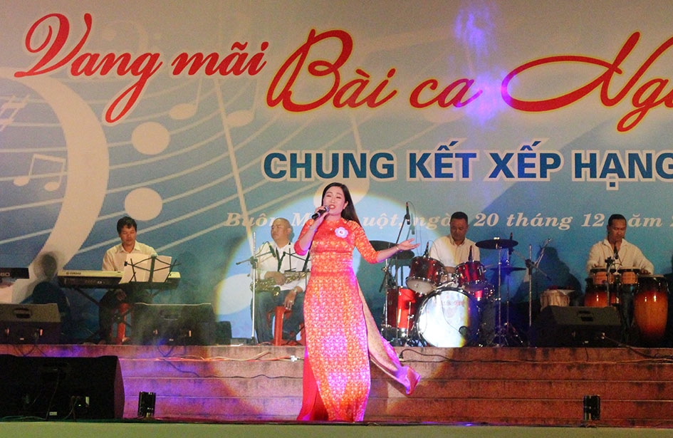  Tiết mục đơn ca “Trái tim người lính” do thí sinh  Tố Uyên  biểu diễn đoạt giải A  tại Liên hoan.  