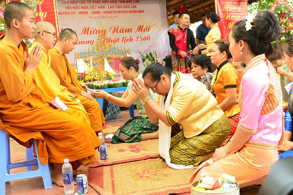Người Việt gốc Lào thực hành các nghi lễ trong Tết Bunpimay.    Ảnh: Đ.Triều
