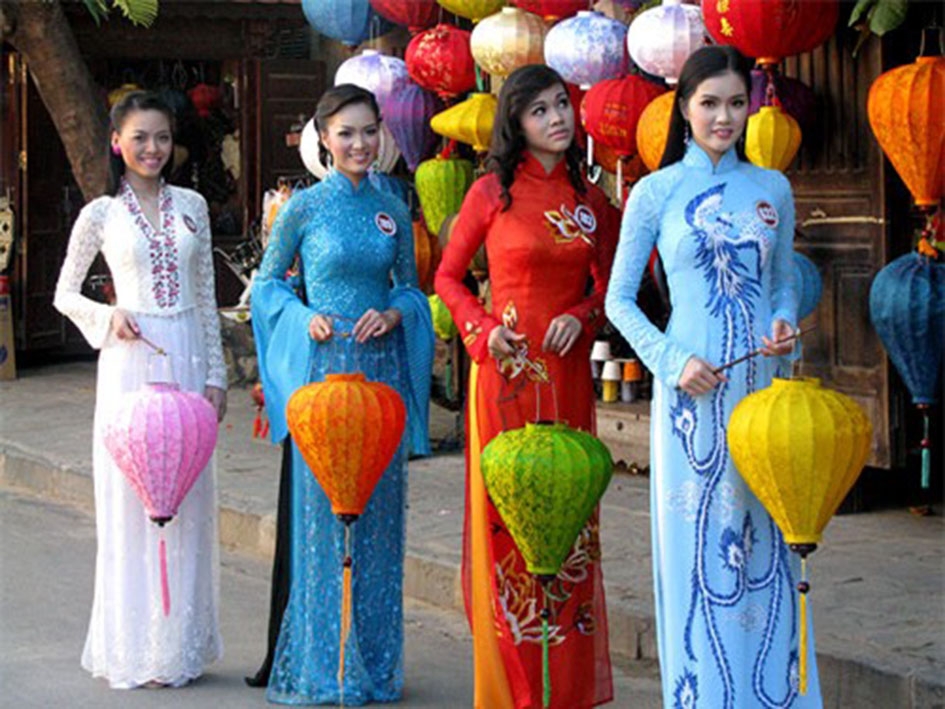 Trình diễn áo dài Việt Nam là phần thi không thể thiếu trong các cuộc thi trang phục dân tộc,  các cuộc thi hoa hậu.  Ảnh: Dân Việt