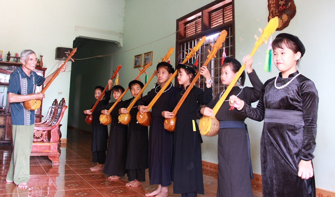 Một buổi tập luyện của Đội đàn tính, hát then tại xã Cư Kbang.