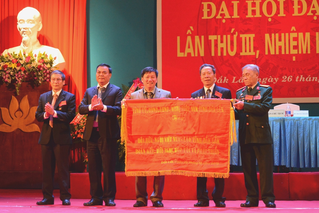 Đồng chí Ê Ban Y Phu trao bức trướng của Tỉnh ủy, HĐND, UBND, Ủy ban MTTQ Việt Nam tỉnh tặng Hội Hữu nghị Việt Nam - Lào.