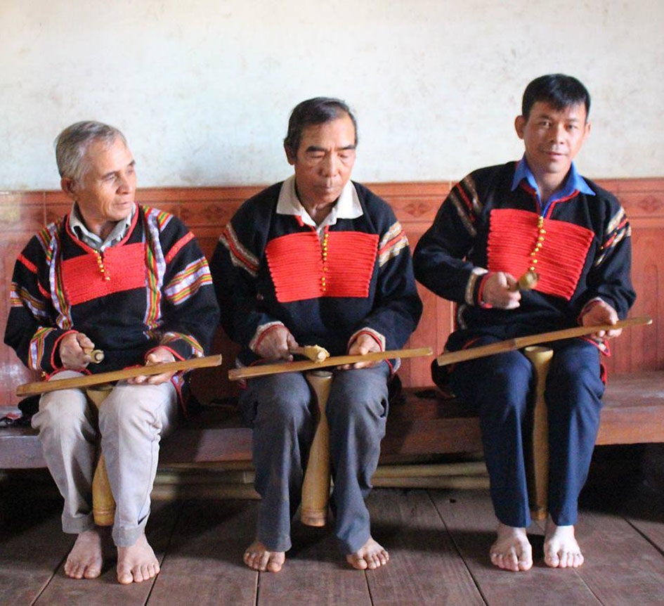 Các nghệ nhân buôn Drăh (xã Cư Né, huyện Krông Búk) biểu diễn chiêng tre.
