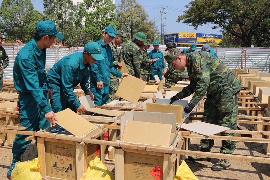 Bộ đội, dân quân tham gia đấu nối pháo hoa. 