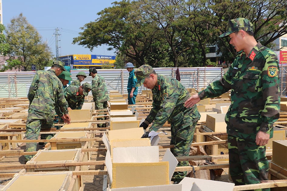 Đại úy Đỗ Anh Chiến (bìa phải) hướng dẫn các lực lượng liên kết các giàn pháo.