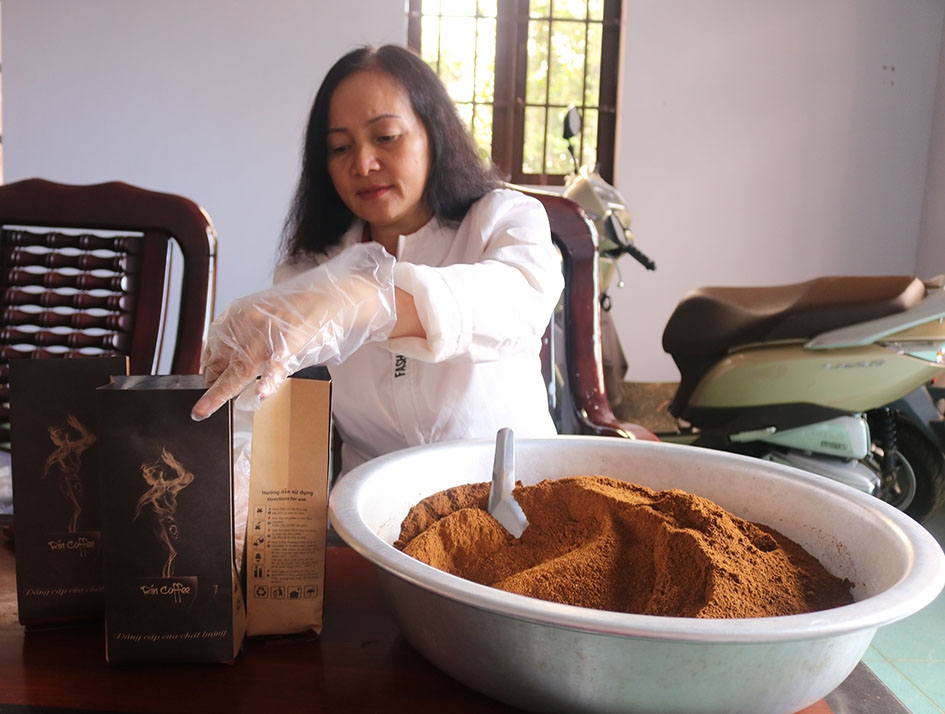 Chị Lệ  đóng gói cà phê thành phẩm.