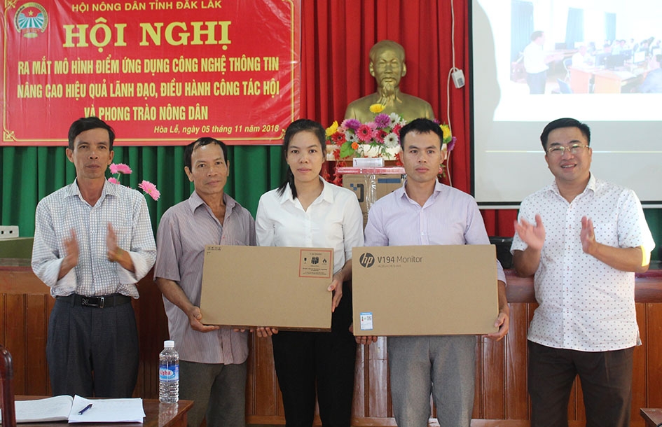 Hội Nông dân tỉnh tặng dàn máy vi tính cho mô hình điểm về ứng dụng công nghệ thông tin tại xã Hòa Lễ  (huyện Krông Bông). 
