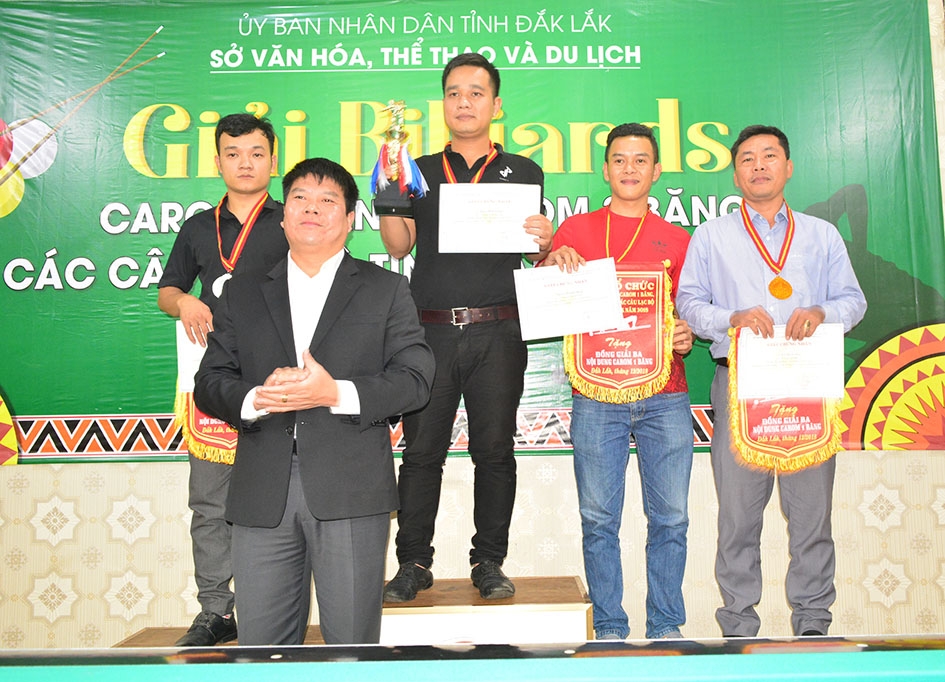 Ông Nguyễn Văn Hà,  Phó Giám đốc Sở Văn hóa, Thể thao  và Du lịch  trao giải  cho các cơ thủ đạt thành tích cao ở nội dung carom 1 băng.  