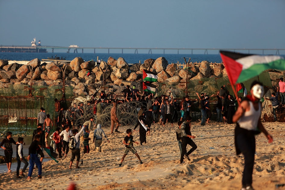 Xung đột giữa người biểu tình Palestine và binh sĩ Israel ở phía bắc Dải Gaza ngày 19-11-2018. (Ảnh: THX/TTXVN)