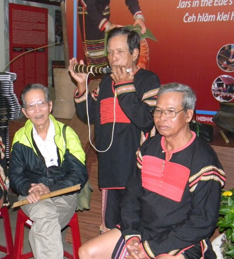 Du khách có cơ hội giao lưu với các nghệ nhân am hiểu đời sống văn hóa người Êđê