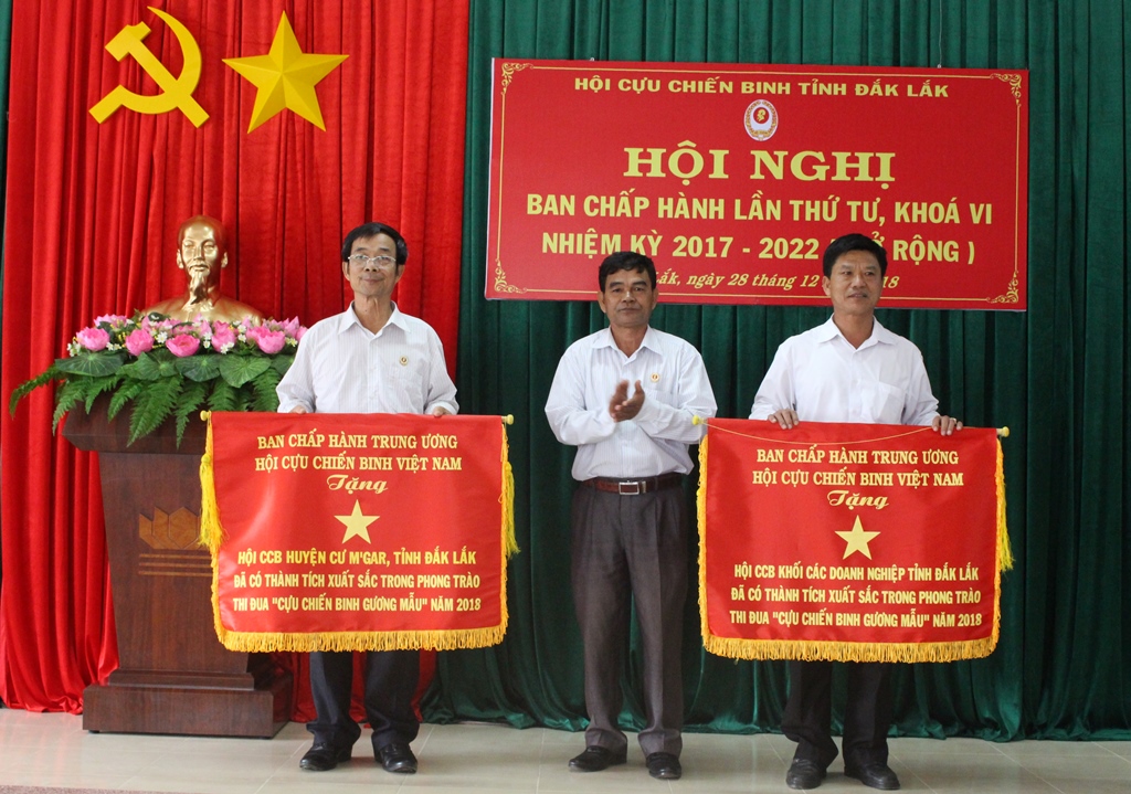 Thừa uỷ quyền của Hội CCB Việt Nam, Chủ tịch Hội CCB tỉnh Rơ Lứk Bông trao cờ thi đua tặng các đơn vị. 