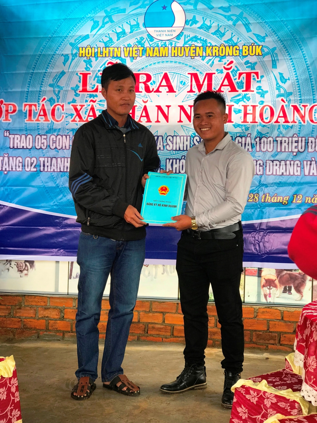 Ông Trịnh Thành Đồng – Đại diện Phòng Tài chính – Kế hoạch huyện đã trao  giấy chứng nhận thành lập HTX cho đại diện HTX chăn nuôi Hoàng Gia