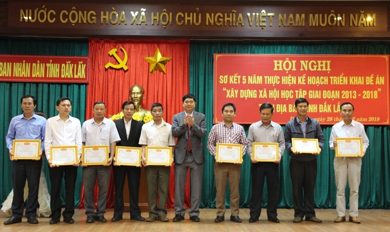 Giám đốc Sở GD-ĐT Phạm Đăng Khoa trao Giấy khen tặng các tập thể hoàn thành tốt nhiệm vụ. 