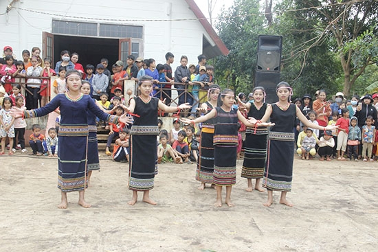 ... Ca múa tạo bầu không khí vui tươi cho ngày hội 