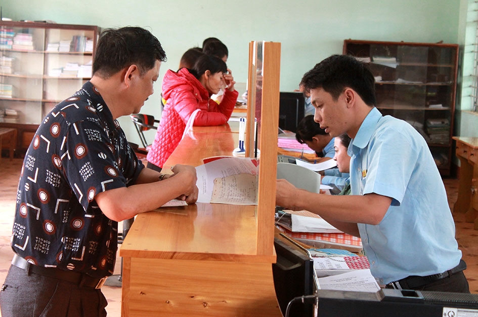 Người dân đến giao dịch tại Bộ phận Tiếp nhận và trả kết quả xã Cư Ni, huyện Ea Kar. 